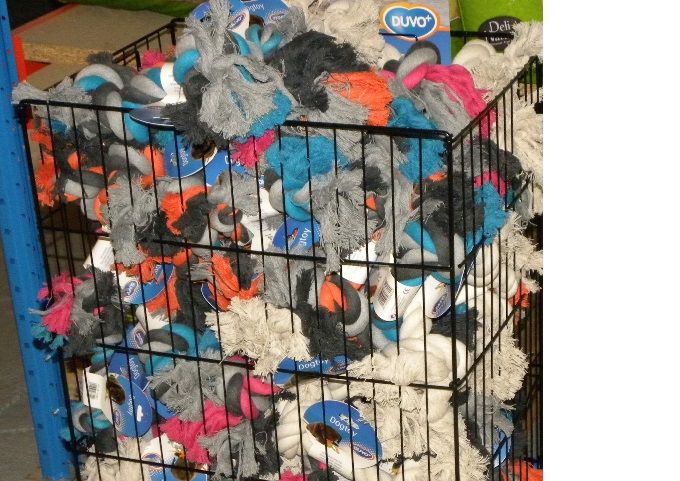 Geknoopte koorden groot en klein in verschillende kleuren
shampoo voor honden met donkere en bleke vacht
drinkflesje voor onderweg
biodrops tegen vlooien
broekje voor hondjes die ongesteld zijn