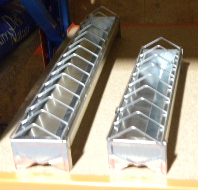 Kuikenvoerbakjes van 30 en 50 cm